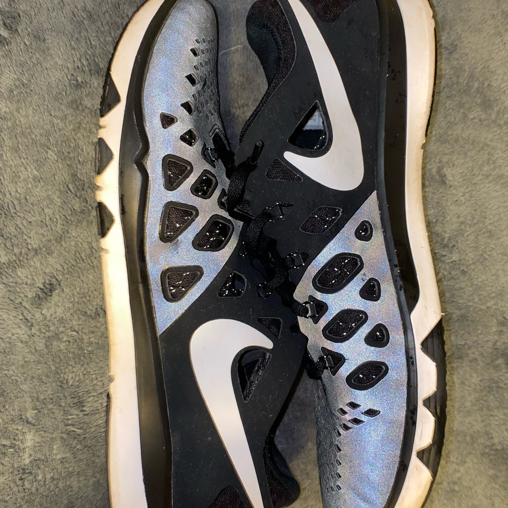LIKE NEW NIKE ZOOM SIZE 10.5 LOW TOPS.
